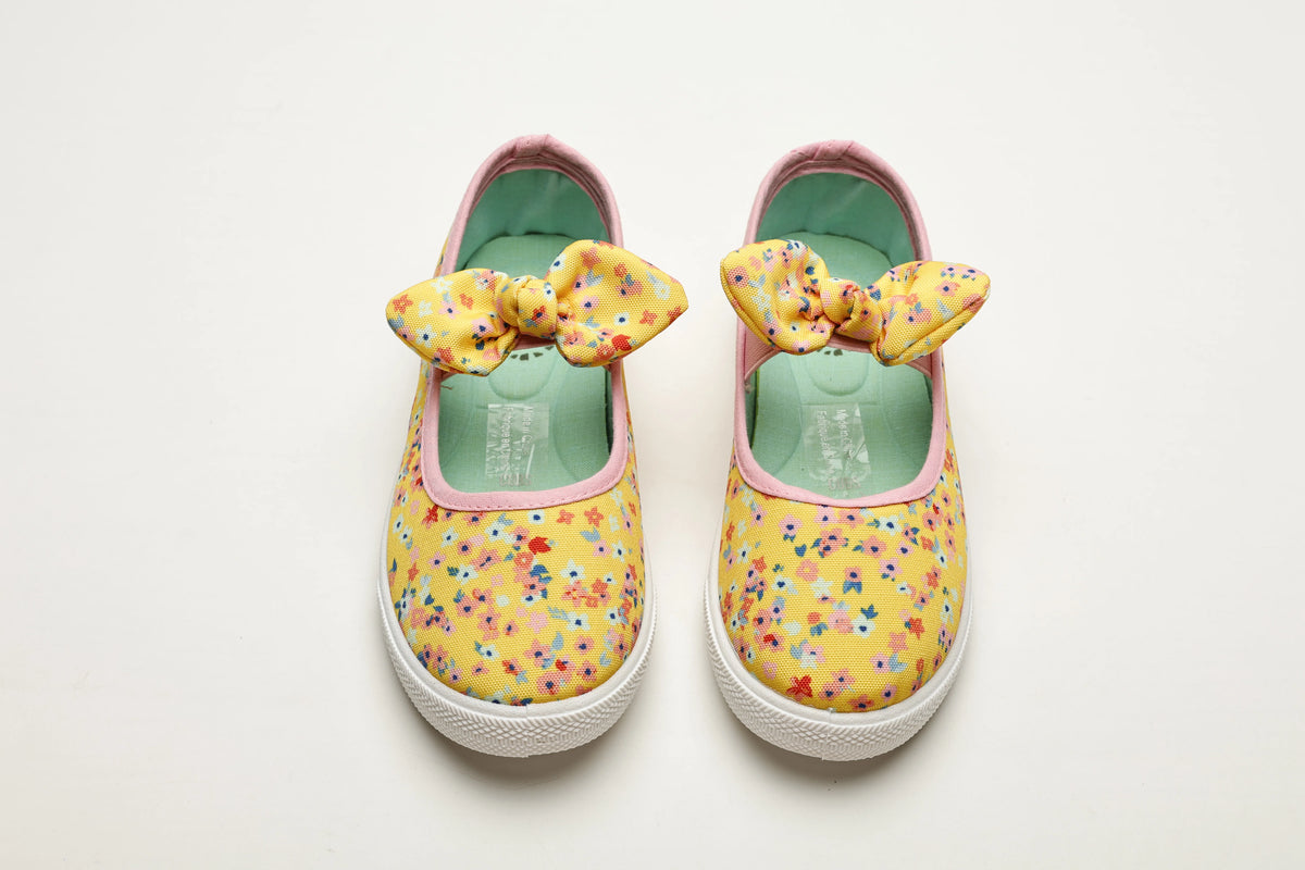 Cubs kids' ballerina flats in yellow