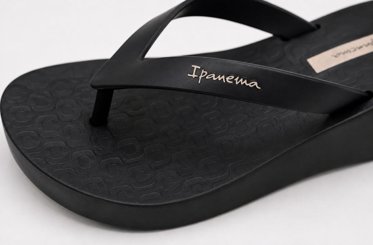 Ipanema women's wedge flip flops in black with beige stripe, 43241-61754